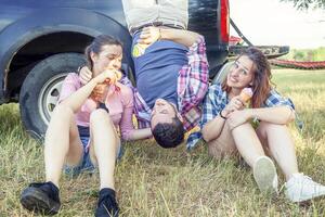 groupe de Jeune adultes faire fou et manger le la glace crème photo