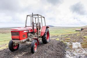 vieux tracteur garé sur une colline dans le désolé terres photo