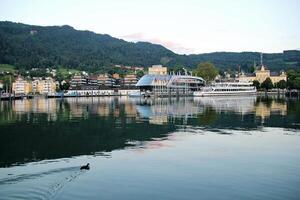 Bregenz port avec reflétant vert l'eau et navires photo