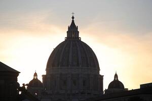 Rome, Italie - septembre 13 2022 Vatican et st. de Peter Basilique coupole dans le le coucher du soleil photo