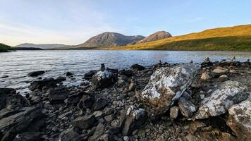 lac Inagh, connemara nationale parc, comté Galway, Irlande, bord du lac paysage paysage avec montagnes dans arrière-plan, scénique la nature fond d'écran photo