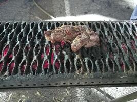 steaks sur une barbecue dans le processus de cuisine photo