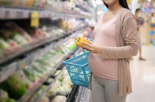 magnifique Enceinte femme achats en bonne santé nourriture à épicerie magasin photo