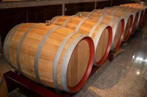 vieux en bois du vin barils empilés dans une cave dans commande photo