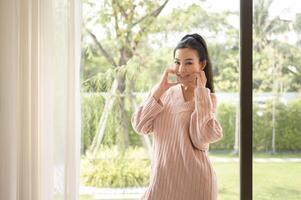 portrait de magnifique asiatique femme, souriant et à la recherche sur de soi concept photo