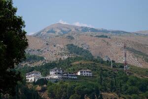 girokastra est une ville dans du sud Albanie, dans le vallée de le boissons rivière. administratif centre de le Région et municipalité. méditerranéen climat. traditionnel Maisons dans Albanie, L'Europe . photo