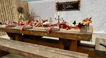 en bois énorme table massif sur lequel là sont dispositifs sur en bois des stands mystique mystérieux Halloween corbeaux et autre d'or des oiseaux asseoir sur le table l'automne brillant Orange et Jaune fleurs sec en haut photo