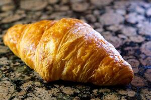 fermer délicieux appétissant Frais croquant des croissants saupoudré avec en poudre sucre savoureux nourriture le déjeuner casse-croûte poreux structure cuisson régime endroit pour texte La publicité menu français petit déjeuner photo