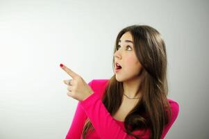 endroit pour texte La publicité Ventes follement magnifique Jeune femme fille avec longue marron cheveux dans une rose chandail sur une blanc Contexte différent émotions beaucoup positif émotions joie bonheur amusement Succès photo