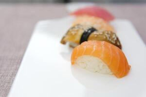 Japonais Sushi aliments. maki ets Rouleaux avec thon, saumon, crevette, Crabe et Avocat. Haut vue de assorti Sushi. arc en ciel Sushi rouleau, uramaki, hosomaki et nigiri. photo