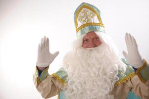 différent positif émotions de st. Nicolas le thaumaturge qui a été fondateur de Père Noël claus st. Nicolas est populairement appelé il est habillé dans turquoise costume avec or avec traditionnel religieux casquette photo