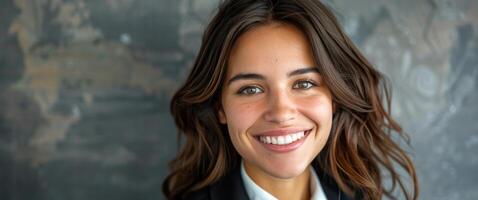 souriant femme avec longue cheveux dans costume photo