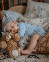 bébé en train de dormir dans panier avec ours photo