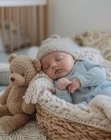 bébé en train de dormir dans panier avec ours photo