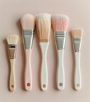 empiler de maquillage brosses photo