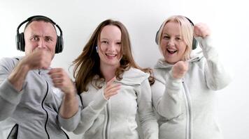 maman papa et fille boxe avec les poings dans Cadre avec écouteurs famille dansant amusement Passe-temps sur blanc Contexte coup proche en haut être de bonne humeur célébrer Ecoutez à la musique Danse sport magnifique gens loisir photo