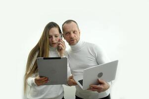 tablette-ordinateur portable téléphone appel comprendre en dehors certains gentil de difficulté parlant sur téléphone homme et woma écoute blanc chandails sur une blanc Contexte en ligne livraison étude en ligne cours longue cheveux prof étudiant photo