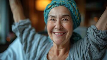 plus âgée femme souriant dans hôpital lit photo