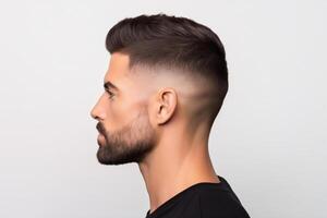 côté profil de homme avec moderne peigne plus de la Coupe de cheveux photo