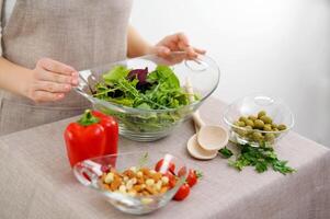 vert végétalien salade avec mixte vert feuilles avec tomates et Frais des légumes blanc Contexte en bonne santé légume salade de Frais tomate, concombre, oignon, épinard, salade et sésame sur plaque. régime menu photo