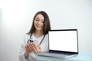 côté vue portrait de Jeune femelle médecin Parlant par téléphone tandis que séance à bureau et travail dans clinique ou hôpital, copie espace photo