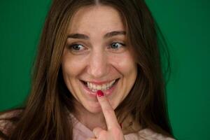 jolie fille différent émotions de une Jeune fille sur une vert Contexte chromakey magnifique faciale Caractéristiques réel gens rose T-shirt blanc écorché. européen photo