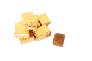 bouillon cubes, Stock cube ou soupe cubes, enveloppé avec d'or papier isolé sur blanc Contexte. concept, nourriture arôme pour fabrication délicieux soupe ou curry. photo