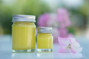 bouteille de fait maison thaïlandais à base de plantes Jaune pommade, baume.décoré avec fleur. concept, thaïlandais local sagesse à utilisation parfumé médicinal herbes à faire inhalateur et massage baume. photo