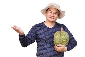 content asiatique homme porte chapeau, détient durian fruit. blanc Contexte. concept, fruit vendeur, jardinier profession. durians, de saison des fruits et populaire. photo