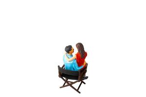 miniature gens , Jeune homme et femme asseoir ensemble sur chaise isolé sur blanc Contexte avec coupure chemin photo