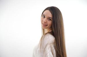 portrait de Jeune magnifique mignonne de bonne humeur fille souriant à la recherche à caméra dans blanc Contexte photo