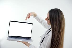 femelle médecin fabrication appel sur portable moquer en haut écran avec patient photo