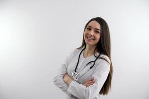 Regardez plus de là magnifique caucasien médecin femme montrer du doigt une façon et souriant à vous tandis que permanent contre gris Contexte. photo