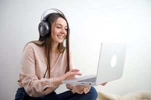 affaires femme portant blanc écouteurs Faire appel à travail photo