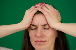 portrait de une Jeune femme a une mal de tête, migraine, fermer photo