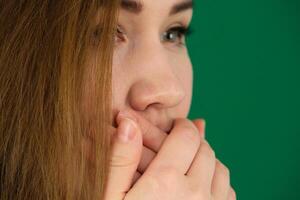 fille en criant plus de isolé vert Contexte photo