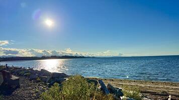 le Soleil est réglage plus de le pierre plage le reflets pacifique océan est très silencieux et calme là sont non vagues relaxant la musique Contexte pour titres et La publicité Parcsville plage côté surf RV recours photo