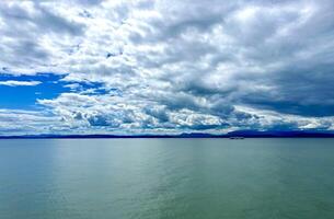 gris argent des nuages sur brillant bleu ciel turquoise incolore l'eau de pacifique océan diviser le image dans deux les pièces Contexte pour tout Titre texte ou La publicité Voyage Canada à Vancouver île traversier photo