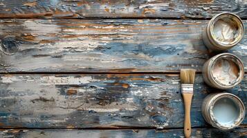 Trois peindre canettes et brosse sur en bois surface photo