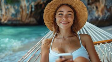 magnifique femme dans blanc bikini séance dans une hamac photo