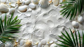 gâteau orné avec coquilles et paume feuilles photo