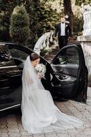 le voiture est garé sur une allée avec une blanc balustrade dans le Contexte photo