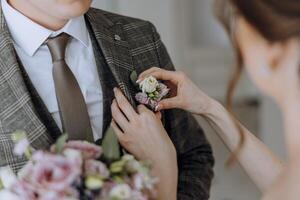 une homme est avoir prêt pour une mariage photo