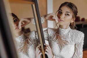 une femme est permanent dans de face de une miroir, en portant une violoncelle photo