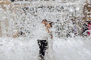 une couple est embrasser dans le milieu de une tempête de neige photo