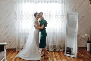 une la mariée et sa mère sont permanent dans de face de une miroir photo