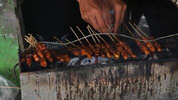 assouvir ayam ou poulet satay sur traditionnel charbon Feu. Indonésie traditionnel aliments. photo