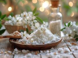 en bois cuillère et bol de blanc fleurs sur table photo