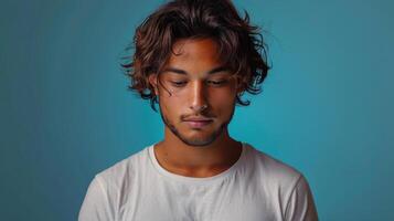 homme avec frisé cheveux dans blanc chemise photo