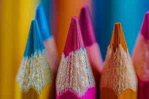 groupe de coloré des crayons arrangé soigneusement photo